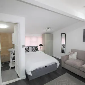 2 Min Walk To Upton Park Station Londra