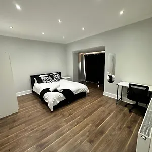 Black & White Double Bedroom Londres
