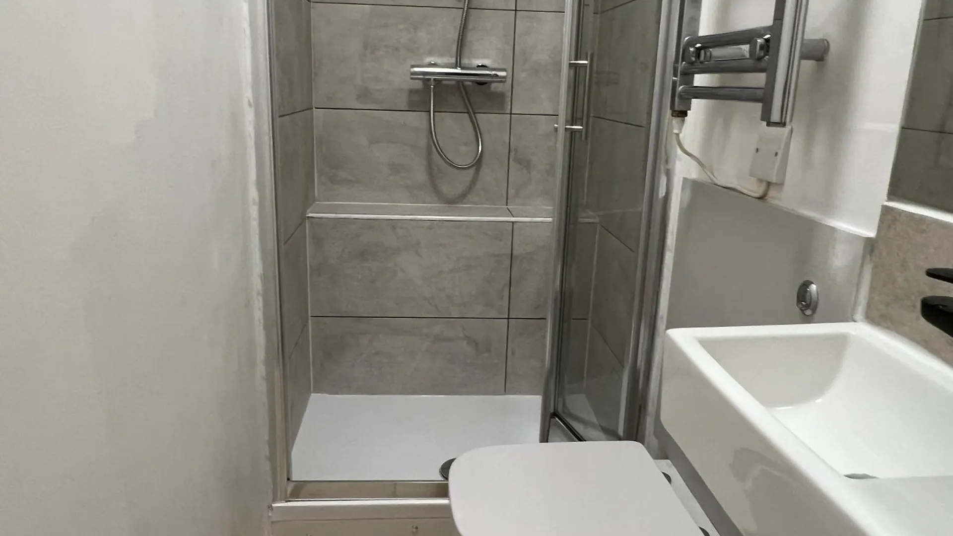 Quiet Double Room In Canada Water London Guest house