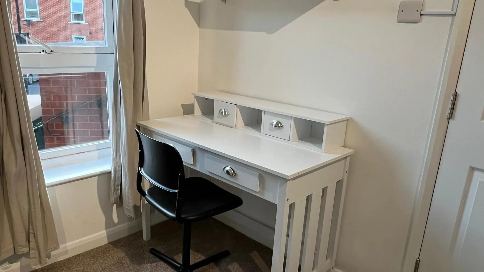 Guest house Quiet Double Room In Canada Water London United Kingdom